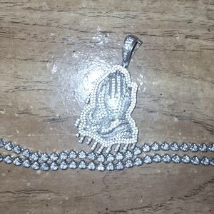 Diamond pendant with chain